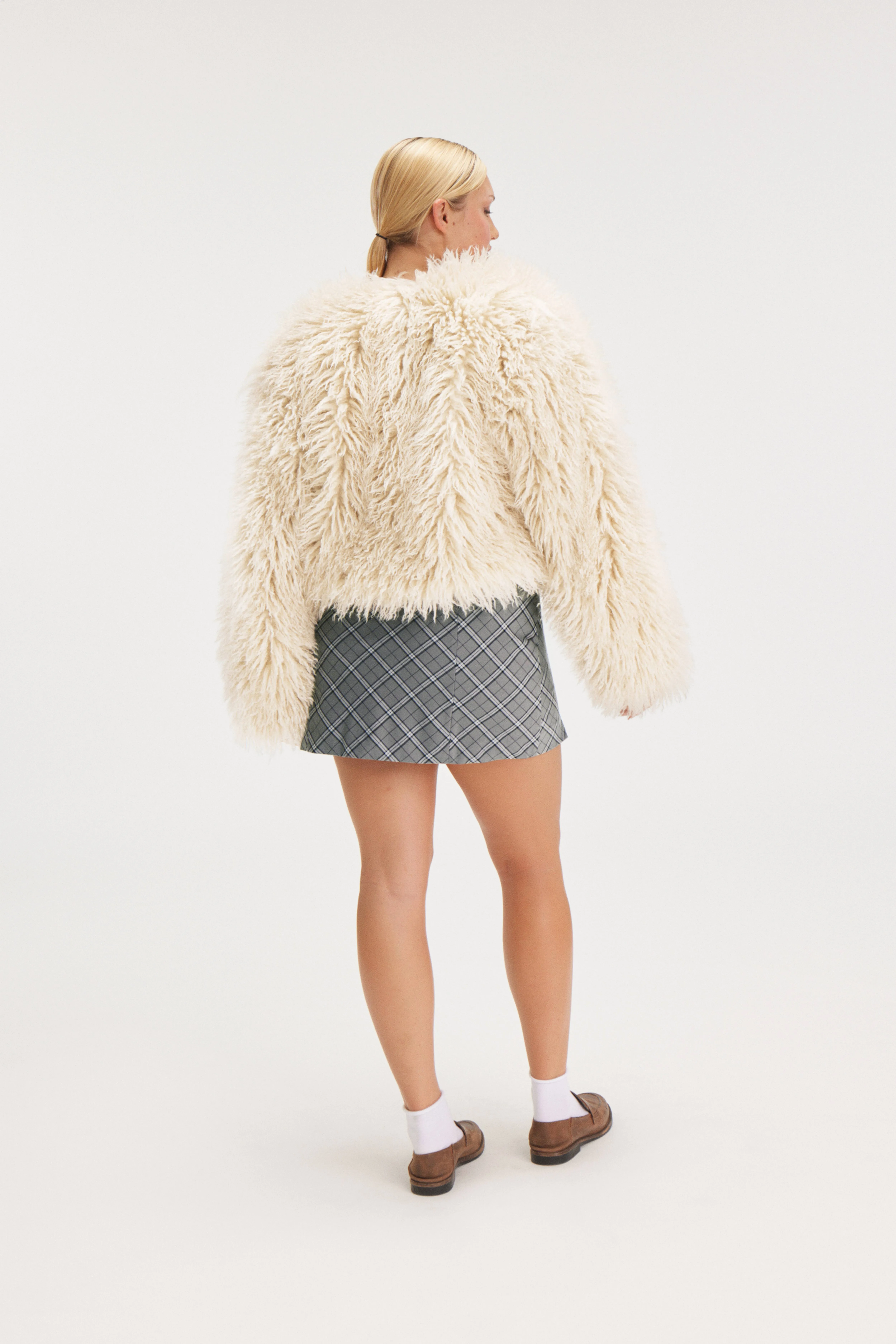 Short Faux Fur Jacket - Round neck - Long sleeve - Off-white - Ladies | H&M GB